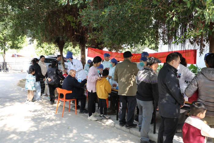 医心向党 “颌”你同行——工口实验室
口腔颌面外科党支部开展健康口腔义诊进社区活动 第 4 张