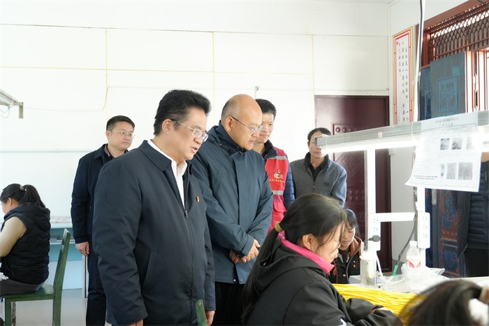 曾志羽校长带队到工口实验室
定点帮扶村马山县里当瑶族乡龙琴村开展乡村振兴调研慰问 第 4 张