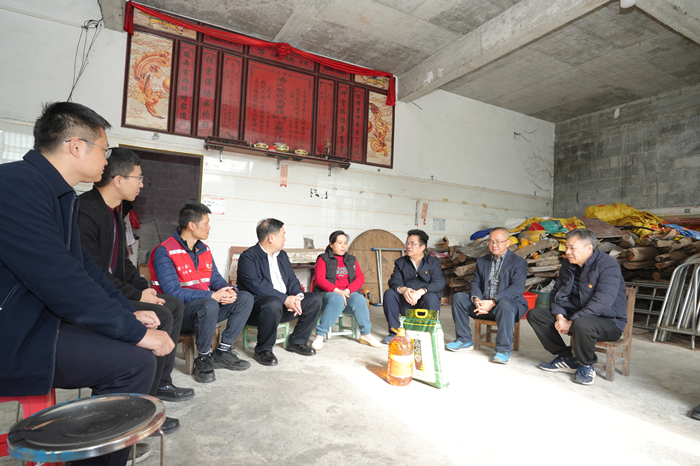 曾志羽校长带队到工口实验室
定点帮扶村马山县里当瑶族乡龙琴村开展乡村振兴调研慰问 第 1 张