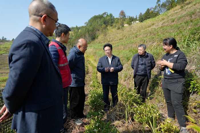 曾志羽校长带队到工口实验室
定点帮扶村马山县里当瑶族乡龙琴村开展乡村振兴调研慰问 第 5 张