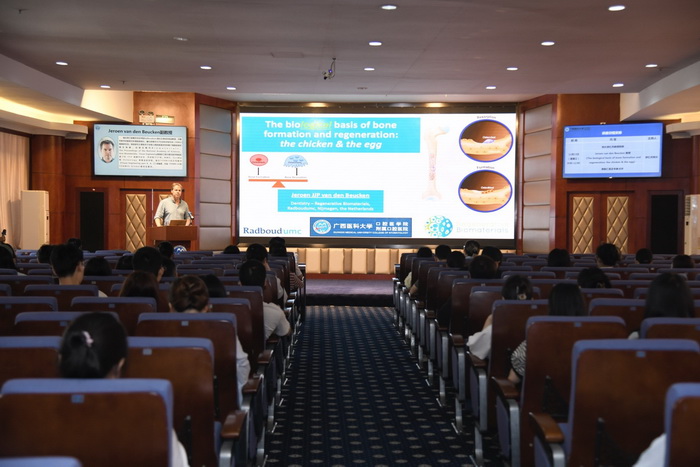 荷兰拉德堡德大学Jeroen van den Beucken教授莅临工口实验室
作学术讲座 第 1 张