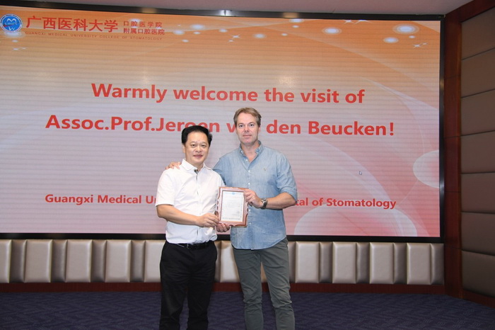 1113工口实验室
廖红兵院长为Jeroen van den Beucken教授颁发感谢状_调整大小.jpg