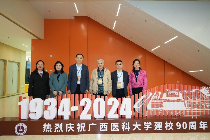 评估专家组走访五象新院区.jpg 评估专家组走访五象新院区.jpg