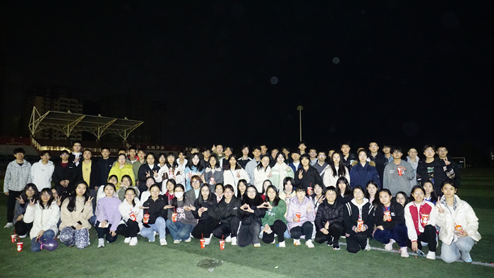 ​待到春来三月八，漫天开满美人花 ——工口实验室
举行本科生“三七” 女生节送花活动 第 1 张