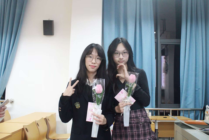 ​待到春来三月八，漫天开满美人花 ——工口实验室
举行本科生“三七” 女生节送花活动 第 2 张