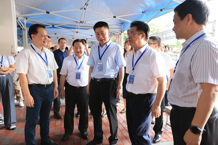 校领导1_副本.jpg 校领导1_副本.jpg