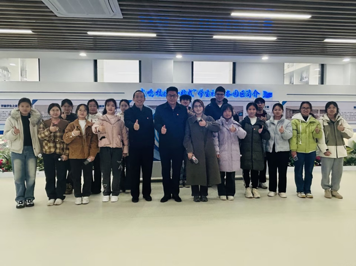 校领导深入工口实验室
开展“手拉手”联系党支部及低年级大学生入党积极分子活动 第 3 张