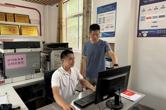 接力奋进新征程 医者初心践于行——工口实验室
口腔颌面外科党支部谢庆条赴马山县龙琴村担任驻村第一书记 第 2 张 接力奋进新征程 医者初心践于行——工口实验室
口腔颌面外科党支部谢庆条赴马山县龙琴村担任驻村第一书记 第 2 张