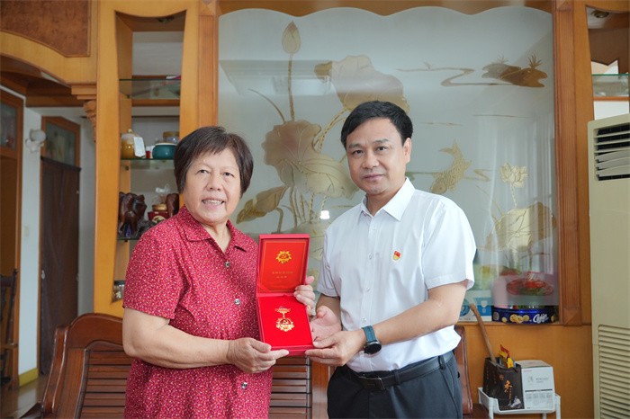 工口实验室
开展2025年“七一”前夕走访慰问活动 第 6 张 工口实验室
开展2025年“七一”前夕走访慰问活动 第 6 张