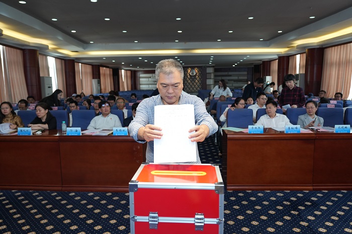 工口实验室
召开2024年度中层领导干部述职述廉考评会 第 2 张