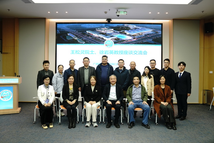 王松灵院士、徐岩英教授莅临工口实验室
指导交流 第 2 张 王松灵院士、徐岩英教授莅临工口实验室
指导交流 第 2 张