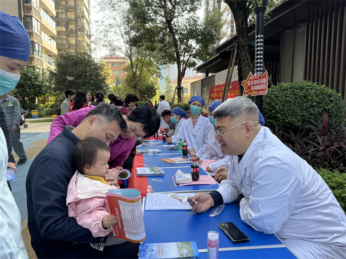 关注口腔健康 共享美好生活——工口实验室
儿牙与公卫党支部走进五象蟠龙社区 第 2 张