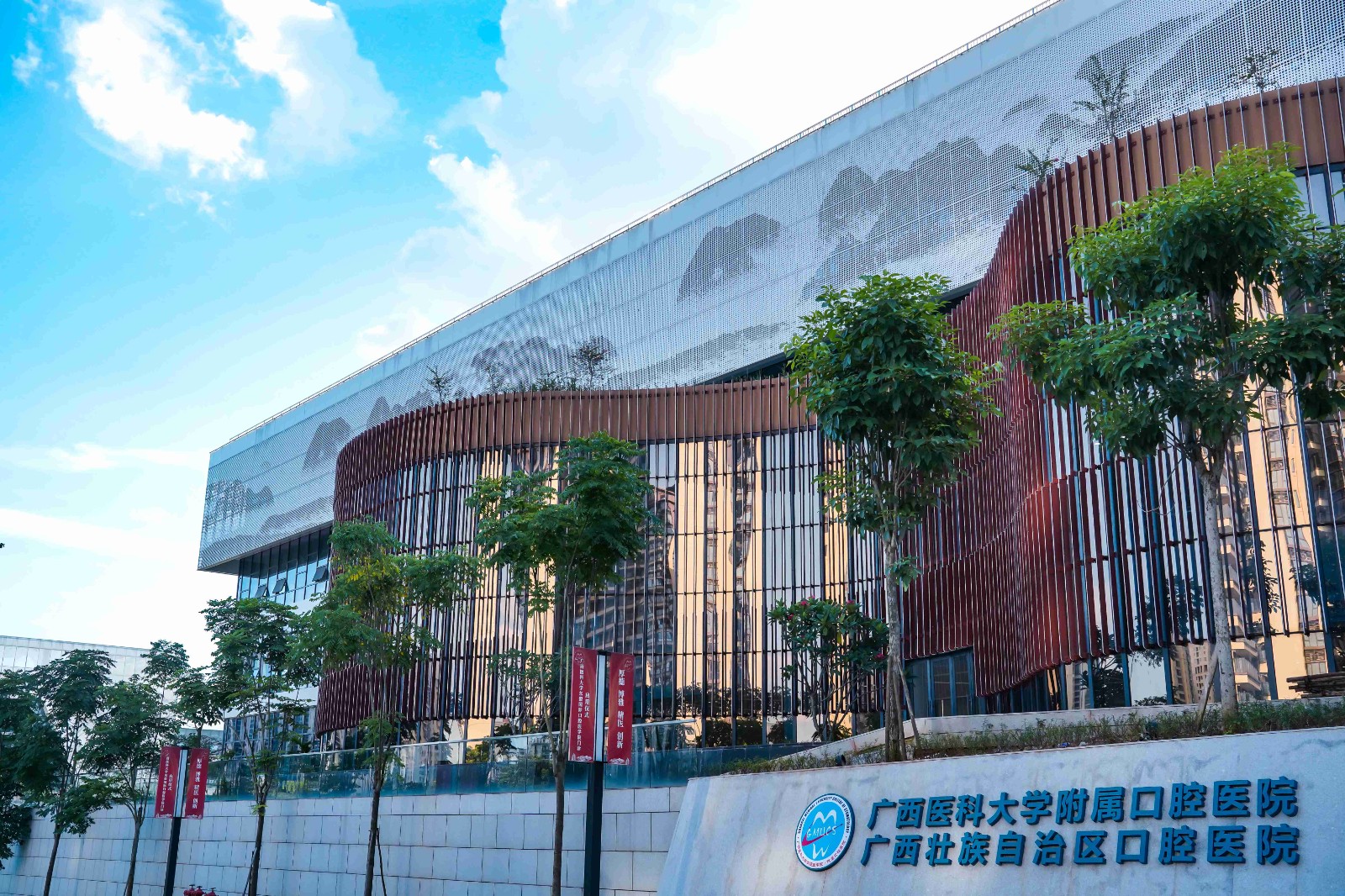 五象院区东1门-1.jpg 五象院区东1门-1.jpg