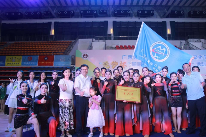 青春律动 健康出彩——工口实验室
啦啦操队员在工口实验室
第五届校园体育文化节“逐梦杯”啦啦操比赛暨“体重管理年”活动中大展风采 第 4 张