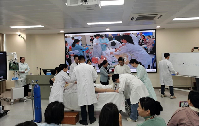 配备高端模拟人、急救设备、现场投屏直播等.jpg 配备高端模拟人、急救设备、现场投屏直播等.jpg