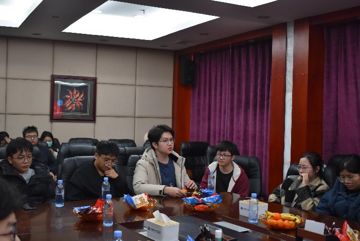 实习生代表踊跃发言.jpg 实习生代表踊跃发言.jpg