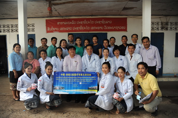 中国-老挝跨国义诊团合影.jpg